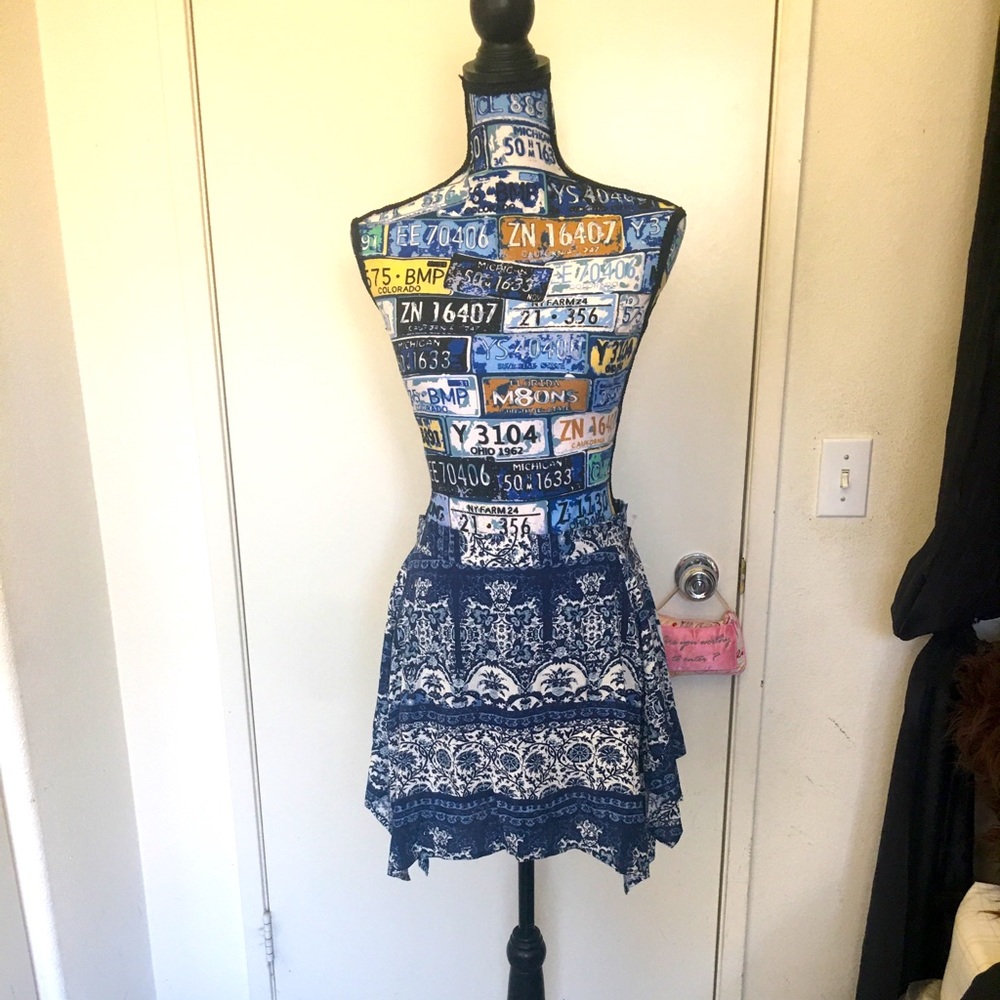 🚨 5/$20 Adorable flowy blue and white patterned mini skirt